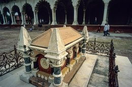 Agra;-Agra-Fort;-Architecture;-British;-Colvin;-Diwan-i-Aam;-Epitaph;-India;-Iron-railing;-John-Russell-Colvin;-Kaleidos;-Kaleidos-images;-La-parole-à-limage;-Lal-Qila;-Marble;-Mughal;-Rebellion-of-1857;-Stories-Pictures;-Tarek-Charara;-Tomb;-UNESCO;-Uttar-Pradesh;-Visitors;-World-Heritage